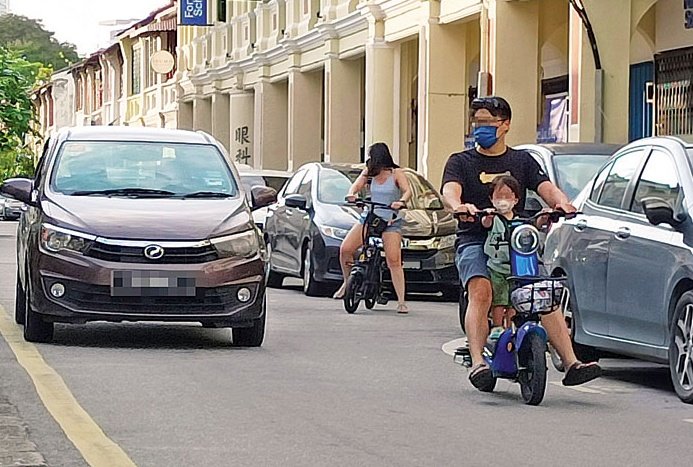 据了解，目前槟岛市政厅正与警方及陆路交通局，拟定管制电动滑板车活动的指南。