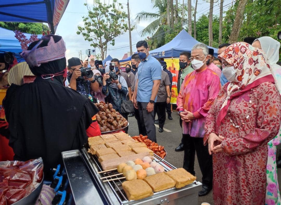 国家元首伉俪被市集内所售卖的马六甲甜甜圈所吸引。