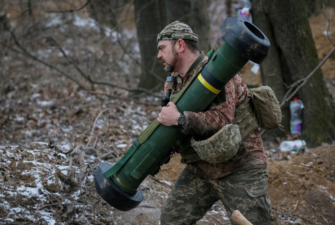 一名乌克兰军人3月13日在基辅北部地区的前线阵地，持有“标枪”导弹系统。（图取自路透社）