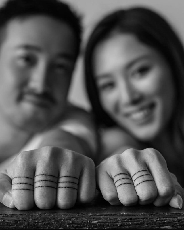王敏奕也在现场展示“纹身戒指”，指婚变传闻只是一个笑话。