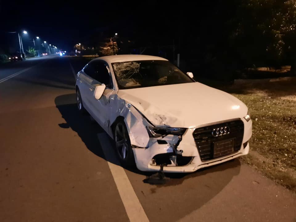 车祸现场有一辆损坏程度不轻的白色奥迪轿车。（图取自陈家威姐姐面子书）