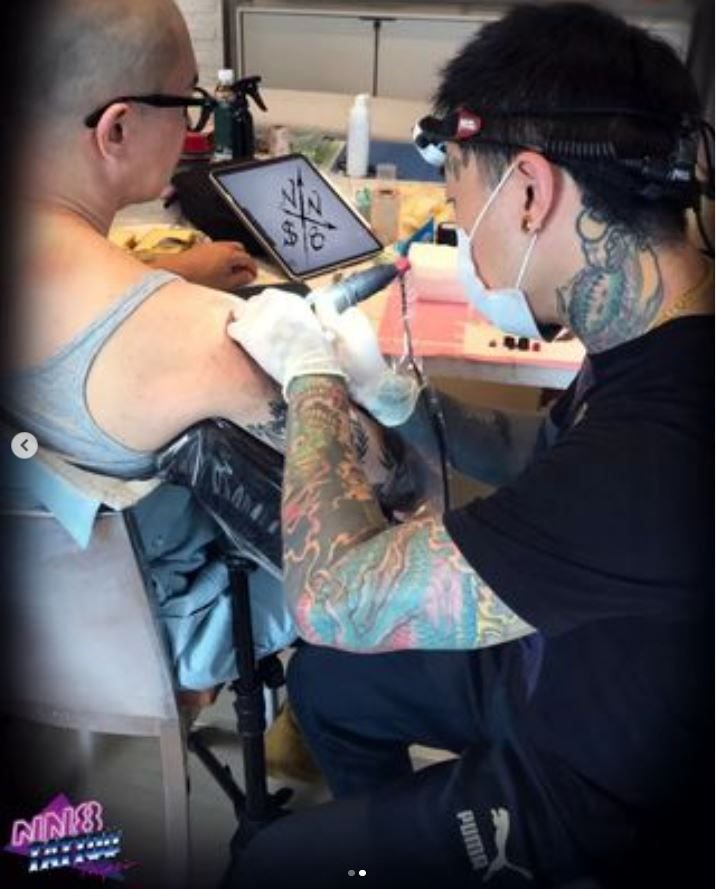 某知名刺青店于社交网贴出具俊晔在店内刺青的照片。