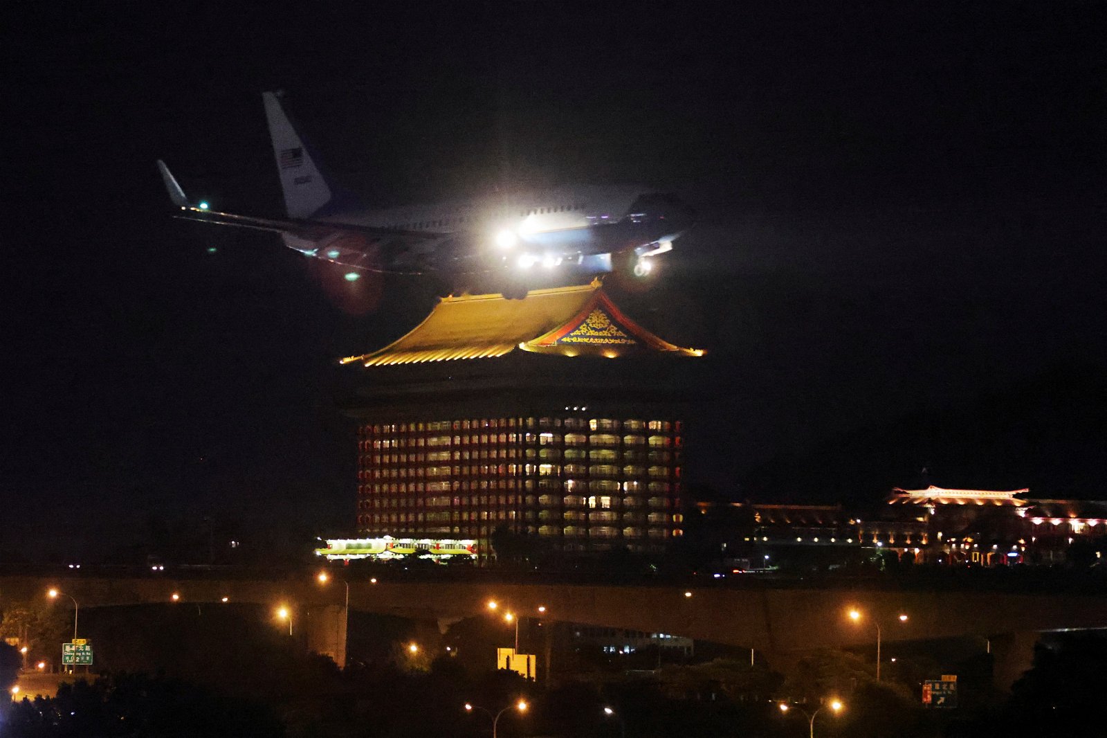 美国众议院议长佩洛西今日搭专机晚间抵达台湾松山机场。