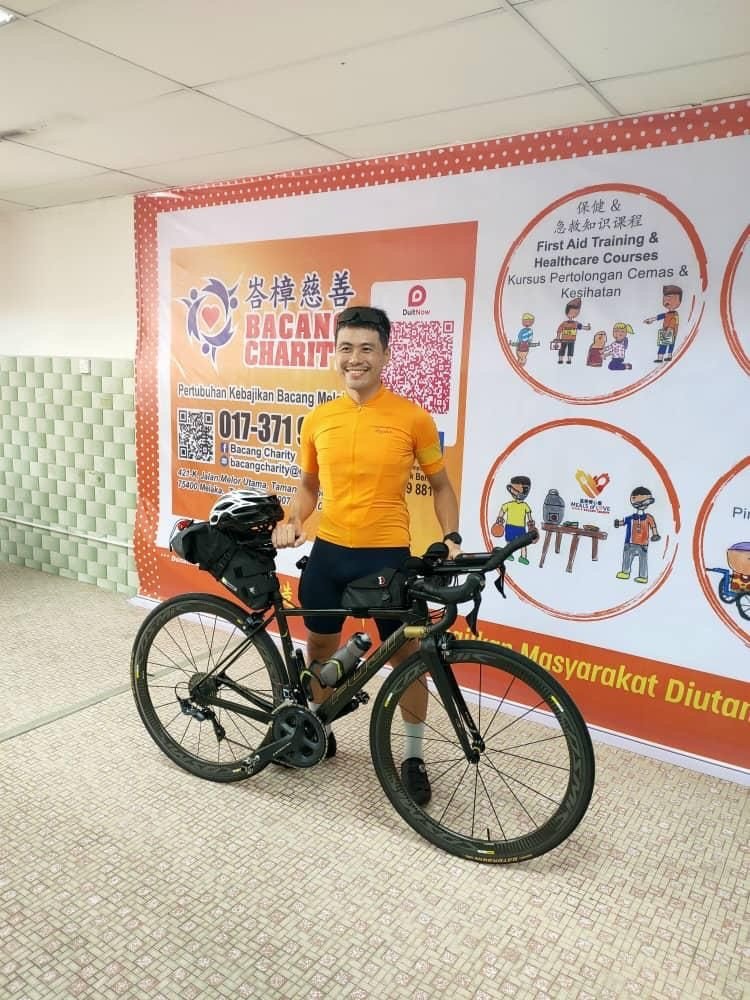 热爱骑行的锺颖光将展开长达2000公里的“慈善义骑”，为甲峇樟慈善基金会的“爱心餐盒”活动筹募义款。