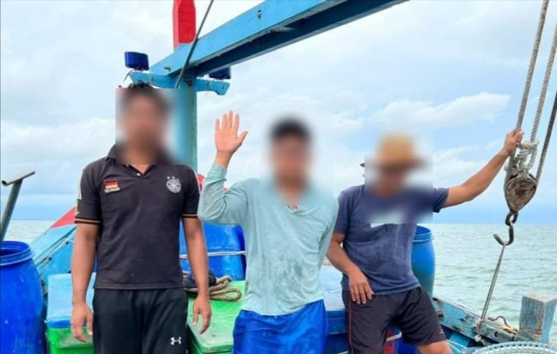 霹雳州海事执法机构在青蛙岛扣留一艘在不足海里捕鱼的本地B型拖网渔船，扣捕3名渔民调查。（图取自大马海事执法机构面书）
