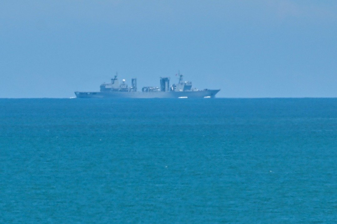 一艘中国军舰周五驶离中国离台湾最近的福建省平潭岛。（图取自法新社）