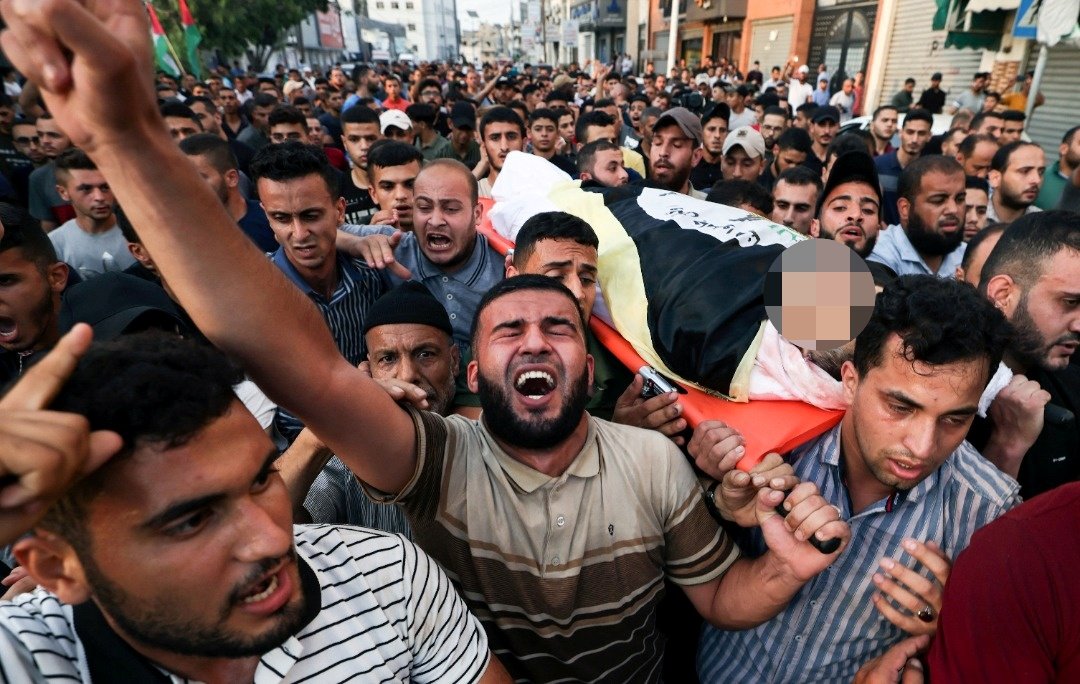 加沙民众为在以军空袭中丧生的指挥官贾巴里举行丧礼，现场气氛悲痛。（图取自法新社）