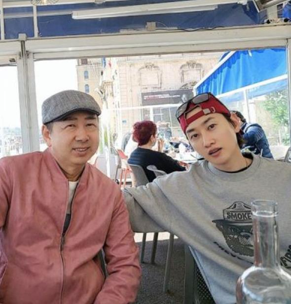 Super Junior成员银赫（右）和父亲感情相当好。