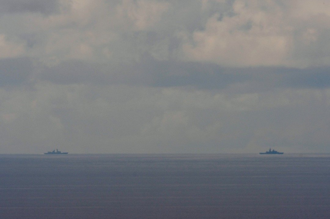 周日，从台湾宜兰县可看到，两艘不明身份的军舰在台湾东海岸附近海域航行。（图取自法新社）