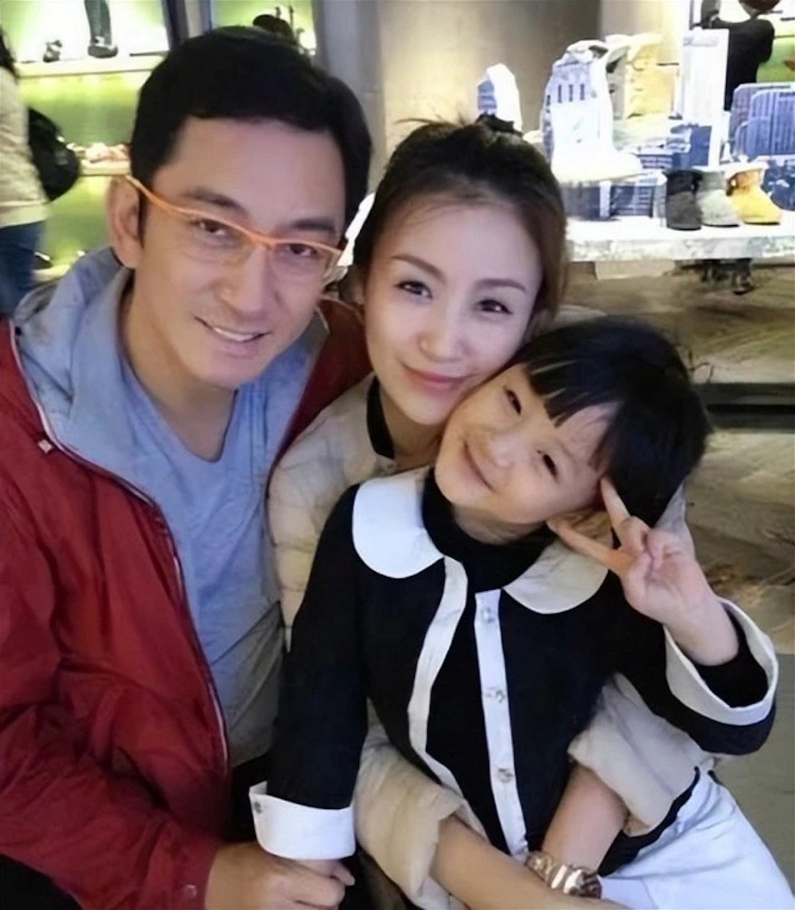 吴启华与第二任妻子石洋子因合作拍剧而结缘，两人育有1女，但在2014年宣布离婚。
