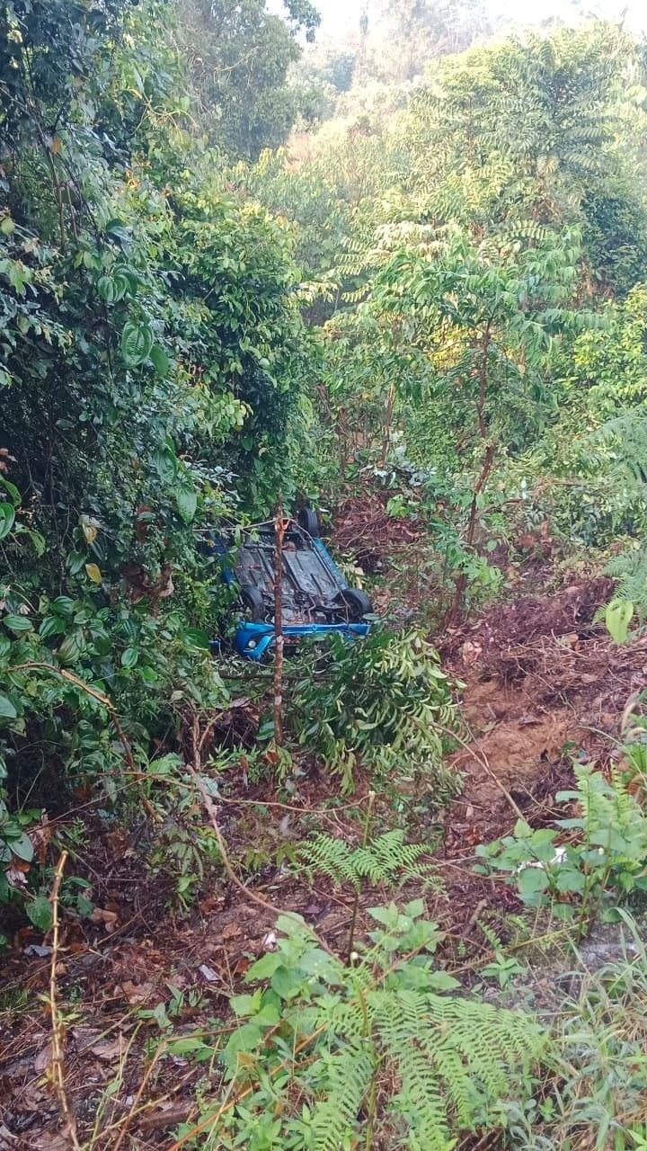 扎哈里的轿车被发现掉落峡谷。