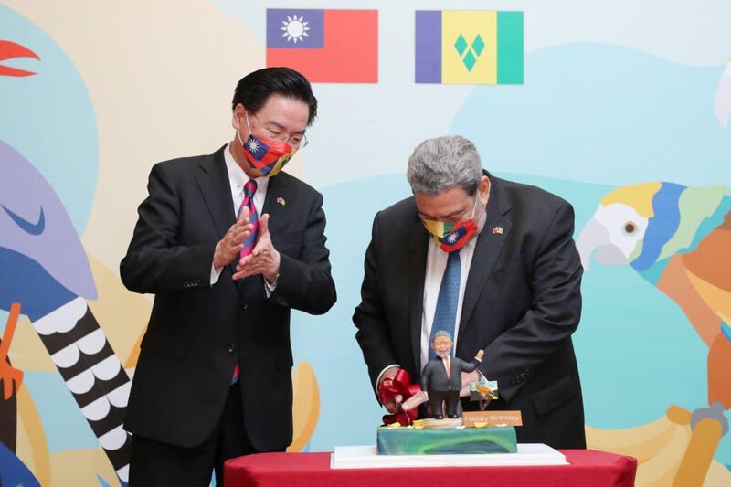 圣文森特和格林纳丁斯总理冈萨维斯造访台湾，8月8日适逢其生日也是台湾的父亲节，台湾外交部长吴钊燮（左）祝福对方生日与父亲节快乐、台圣友谊永固。（图取自台湾外交部/中央社）