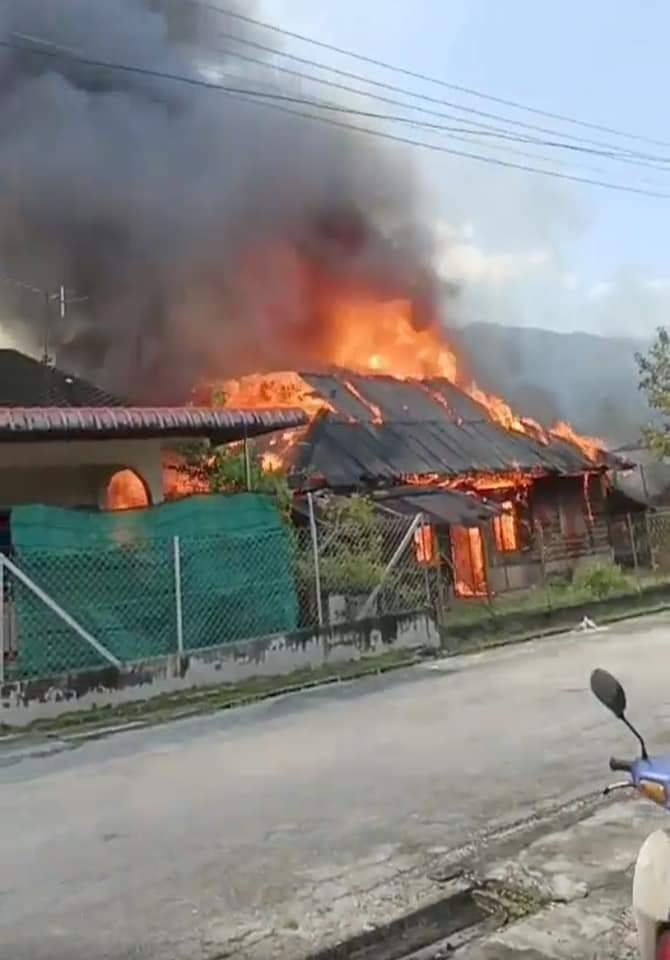 也南新村发生火患，猛烈火势迅速烧毁2间木屋。（图取自网络）