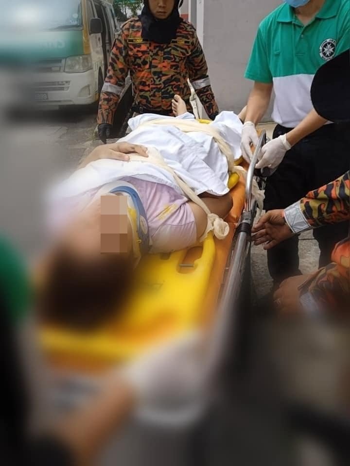 女子由救护车载往医院接受治疗。