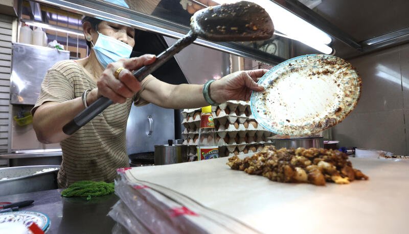 杨玉莲的菜头粿都是自己制作，吸引不少顾客。