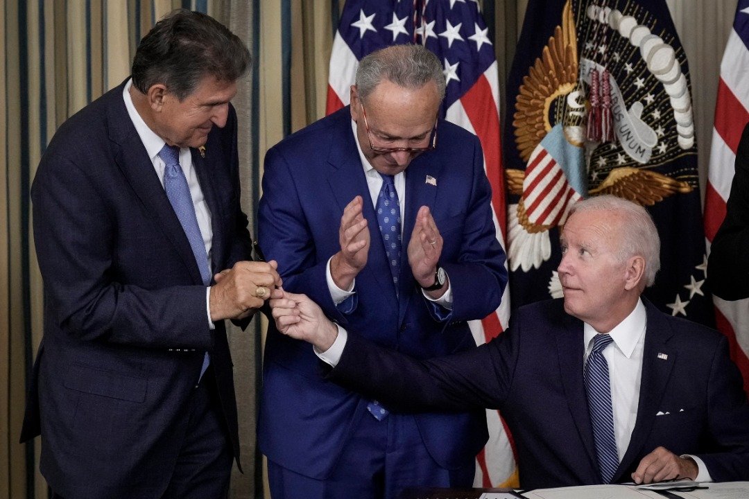 美国总统拜登将他用来签署《降低通胀法案》的钢笔，转赠给民主党籍的西弗吉尼亚州联邦参议员曼钦。（图取自法新社）