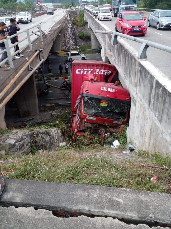 一辆物流罗里今天中午从高架天桥坠下。（照片取自网络）