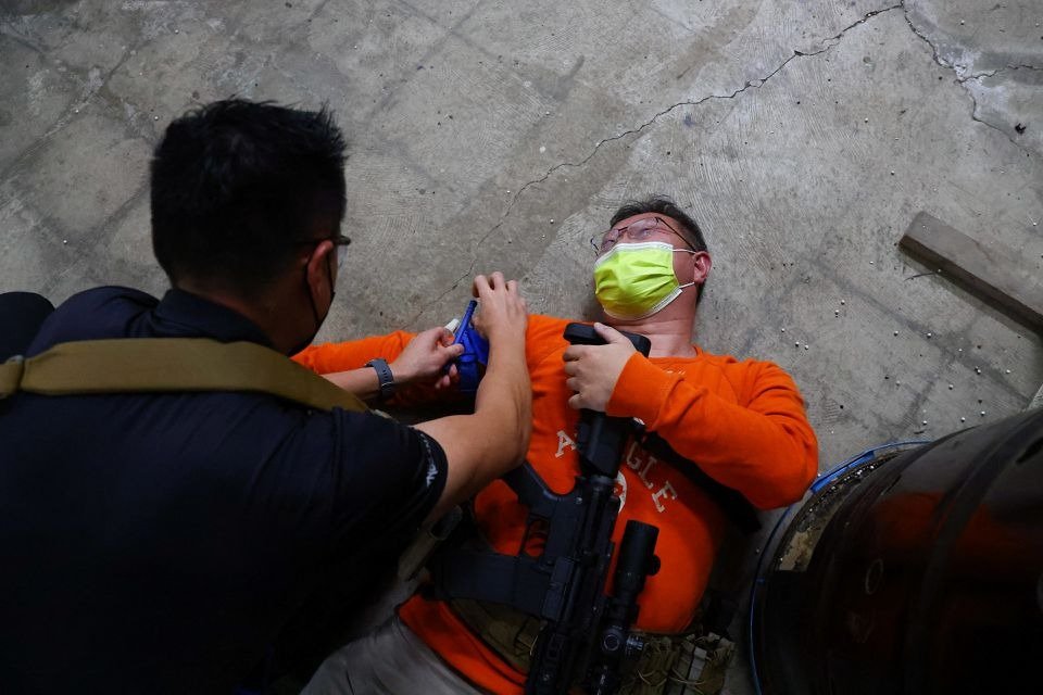 在台湾新北市的战斗技能培训公司Polar Light的射击场上，一名学员扮演伤者，而其他人对他进行急救。（图取自路透社档案照）