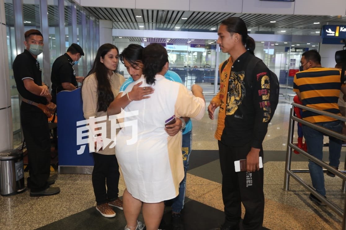 3名孩子甫踏出机场，一见到妈妈后，即激动地抱在一起，场面十分温馨感人。