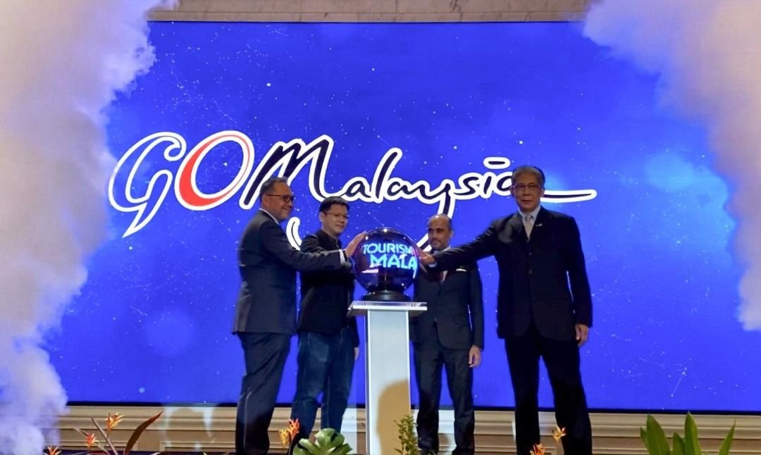 莫哈末沙里尔（左起）、威廉李、阿兹法和沙拉胡丁为“去马来西亚”优惠活动主持推介。