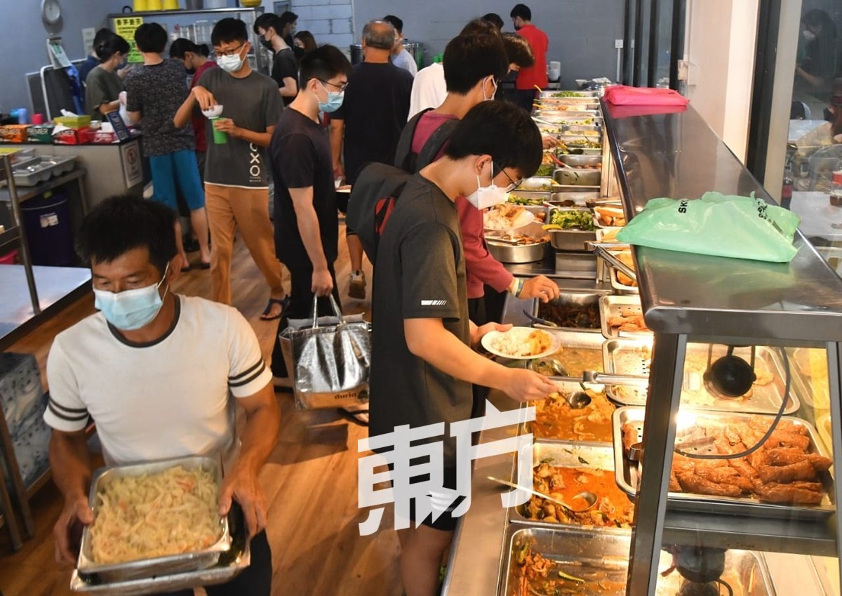 香香小馆售卖的经济饭，吸引许多上班族和学生的光顾，几乎天天高朋满座。