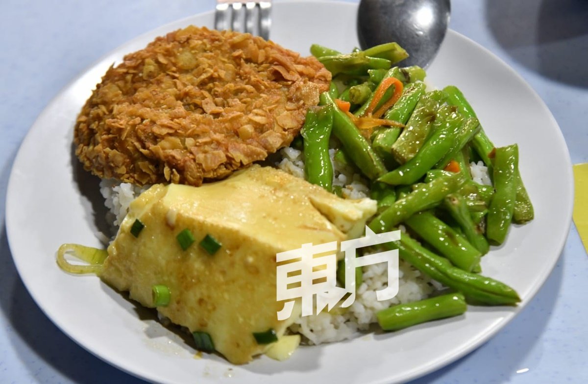 香香小馆的杂菜饭价格超便宜，白饭1令吉、肉类2令吉，及非肉类的蛋、菜或豆腐为1令吉。