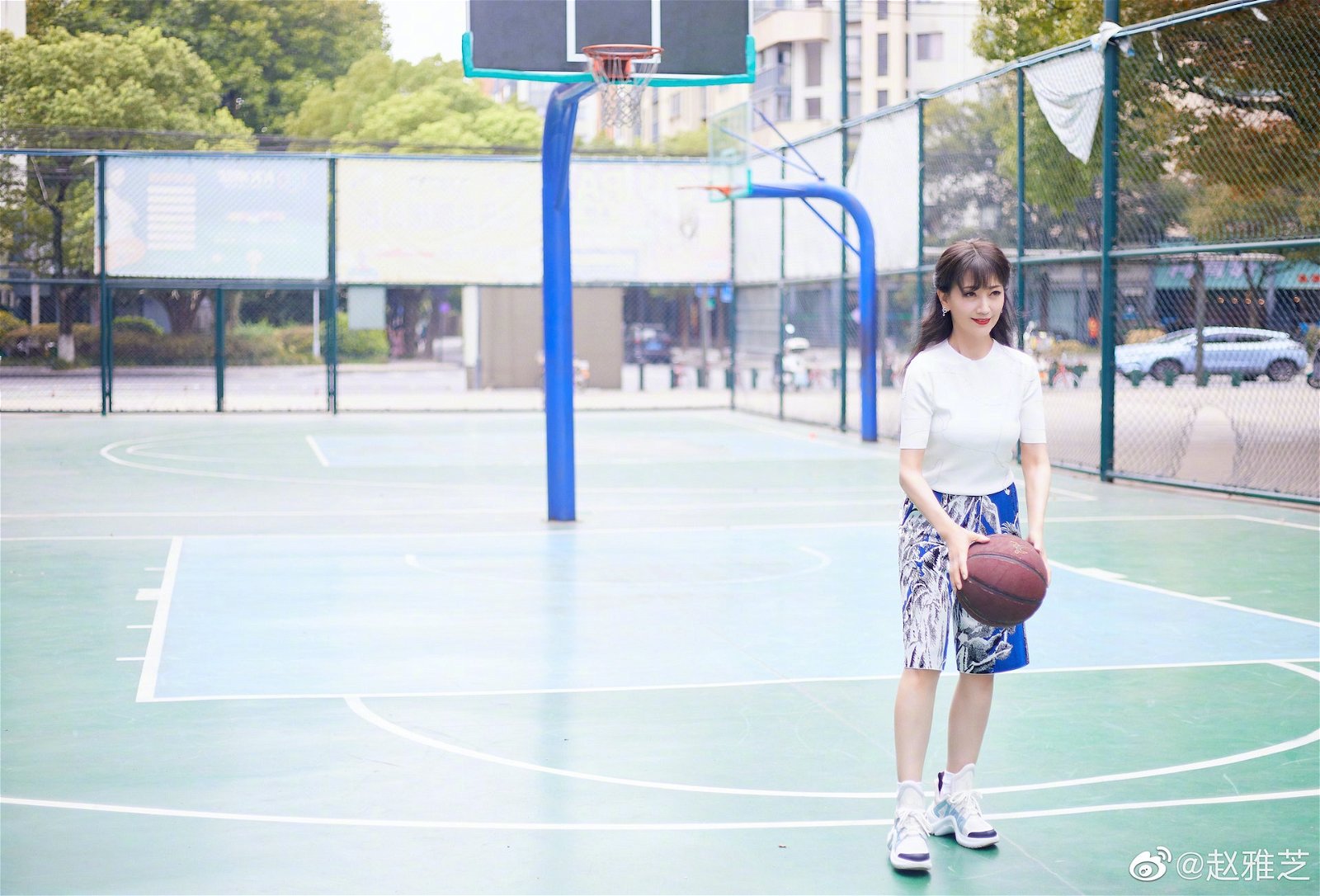 赵雅芝连穿上便服在街头篮球场也显得十分青春。