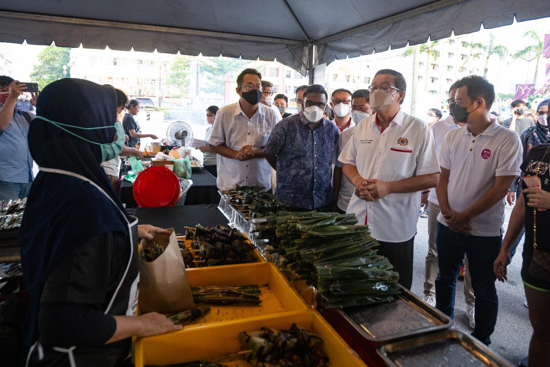 林冠英（右2）在峇眼达南区州议员沙迪史等人陪同下参观美食摊格。