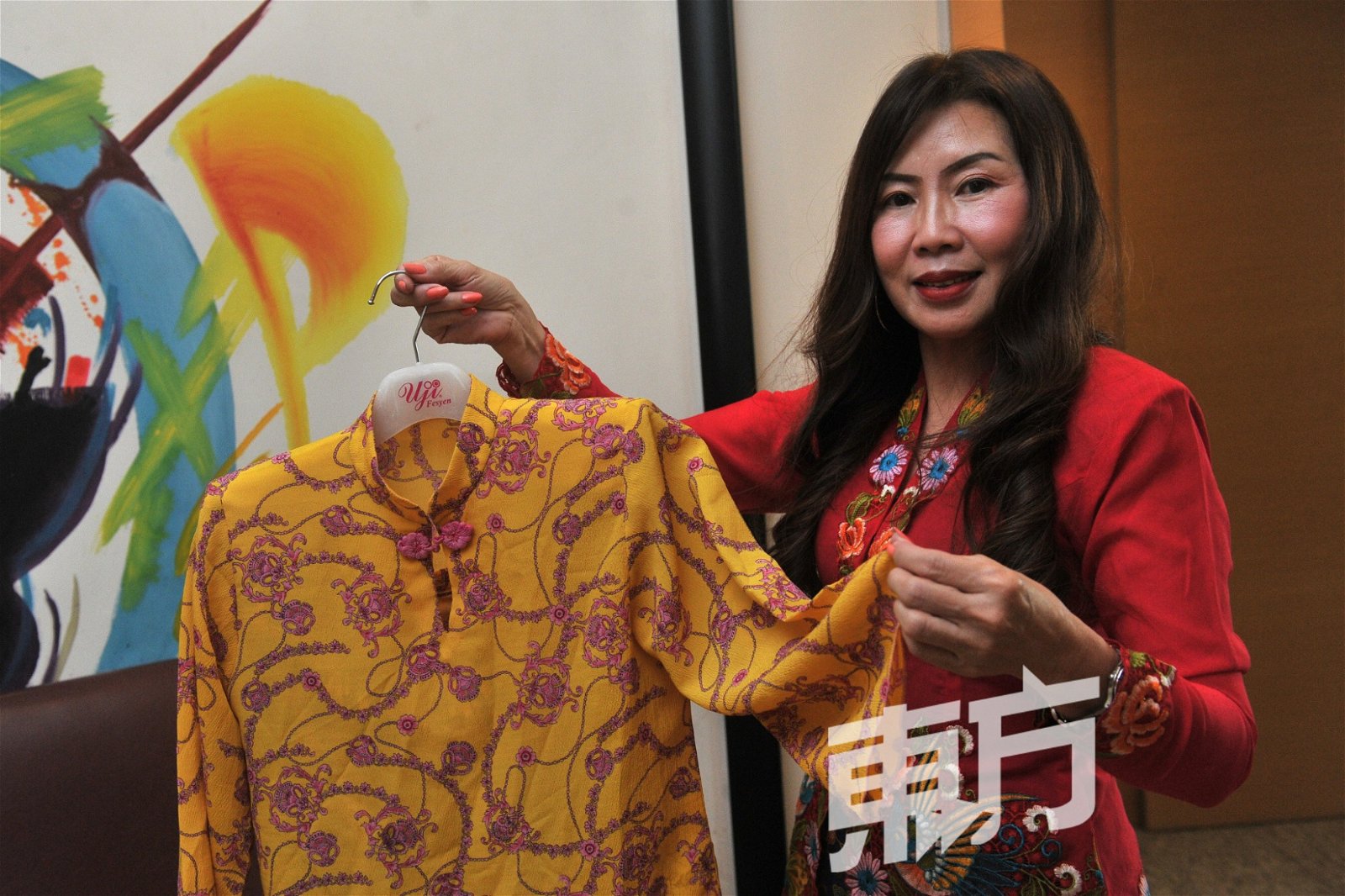 莫玉英会把一些中华元素放入自家的服装里，图为设有旗袍领的Baju Kedah。
