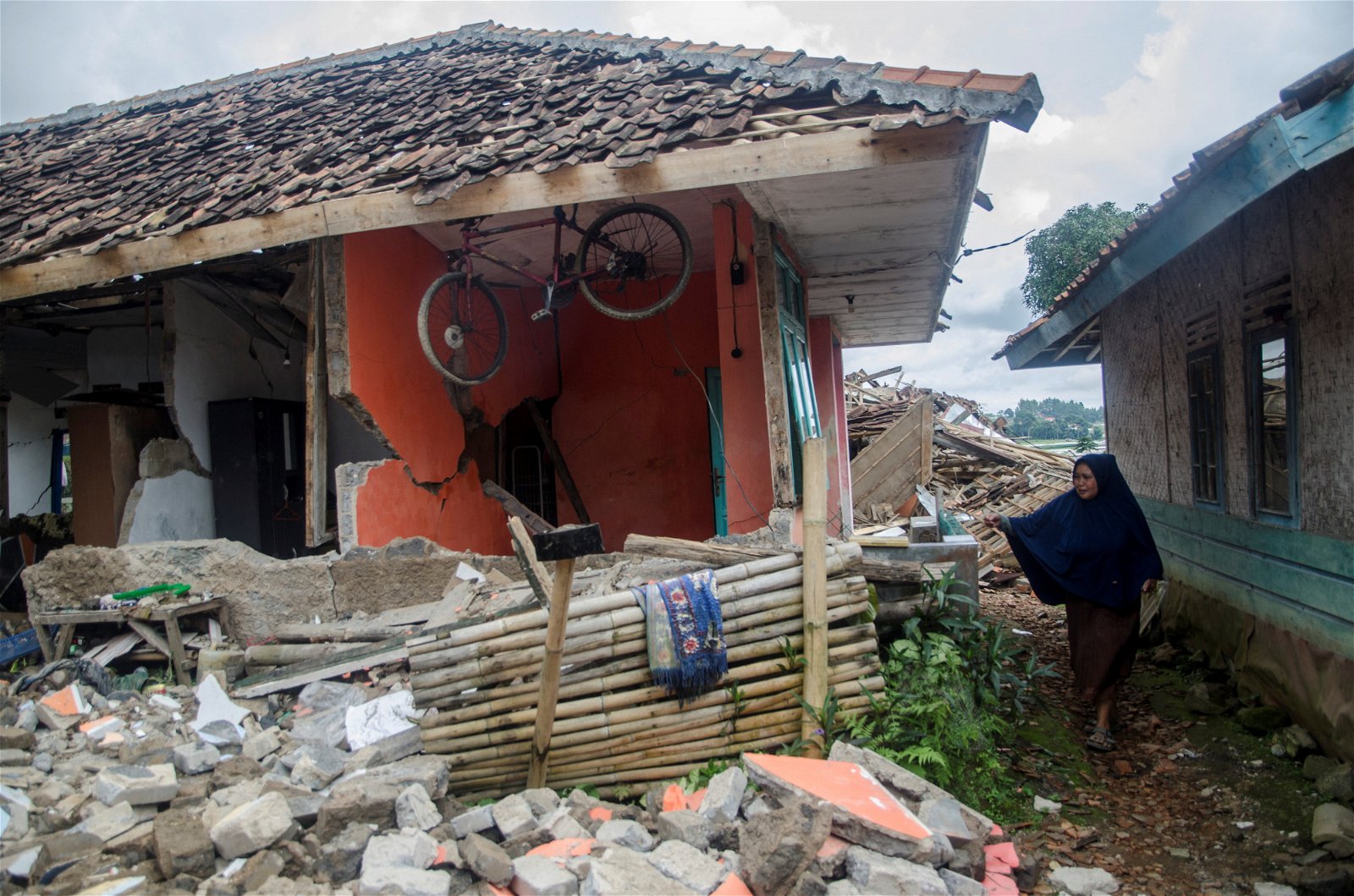 西爪哇省展玉县上个月21日发生5.6级浅层地震，造成严重破坏和死伤。图为被震毁的房子。（图取自路透社）