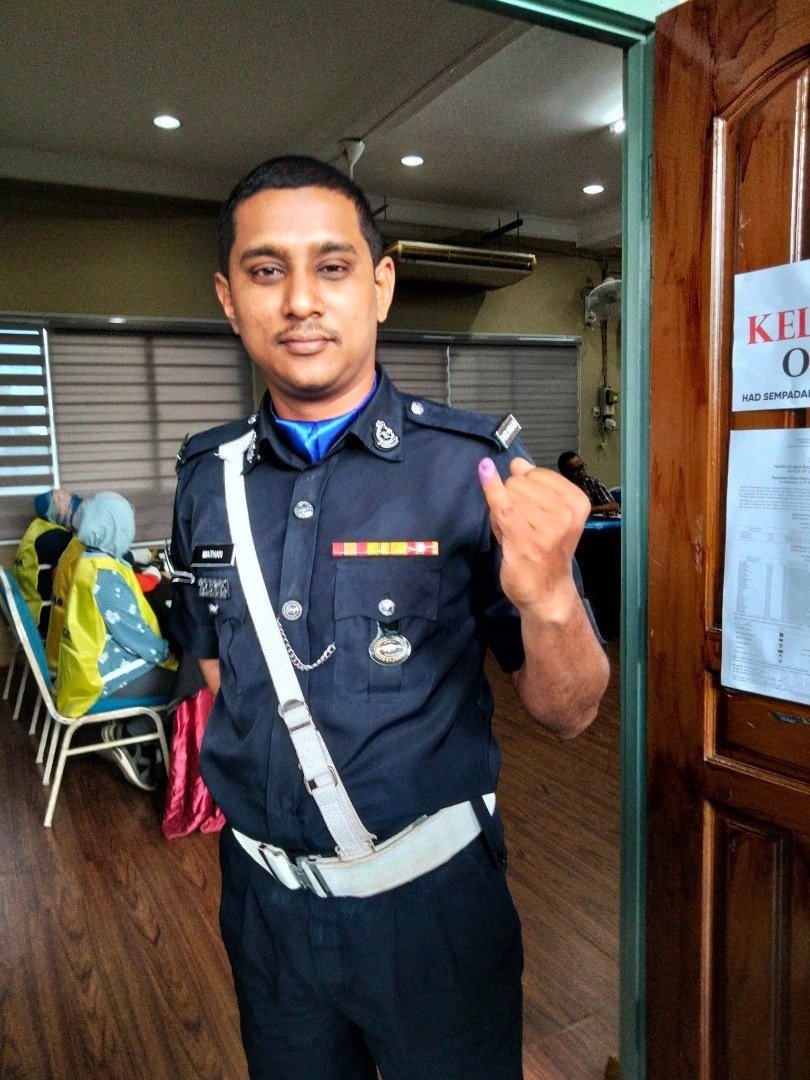 其中一名在鲁乃服务的警员完成提前投票。