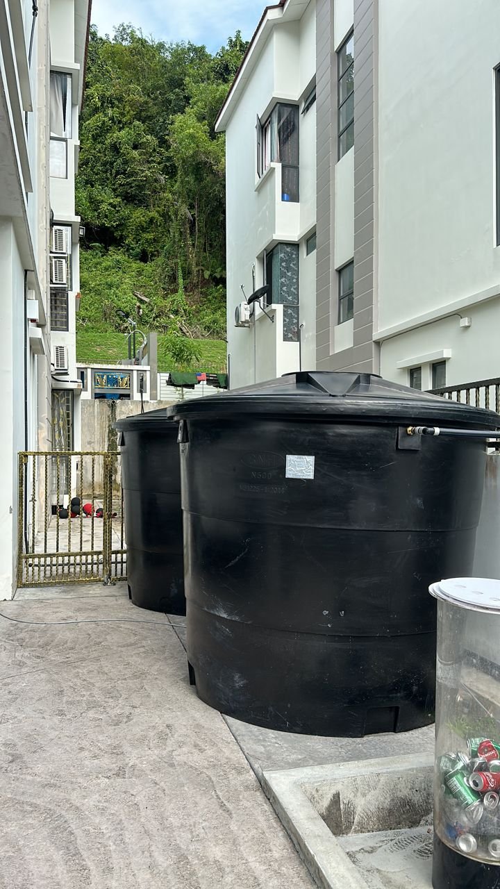 陈小姐表示，庆幸的是，她们居住的民宿有备用水桶，否则举家逃离威省来到槟岛则白费心机。
