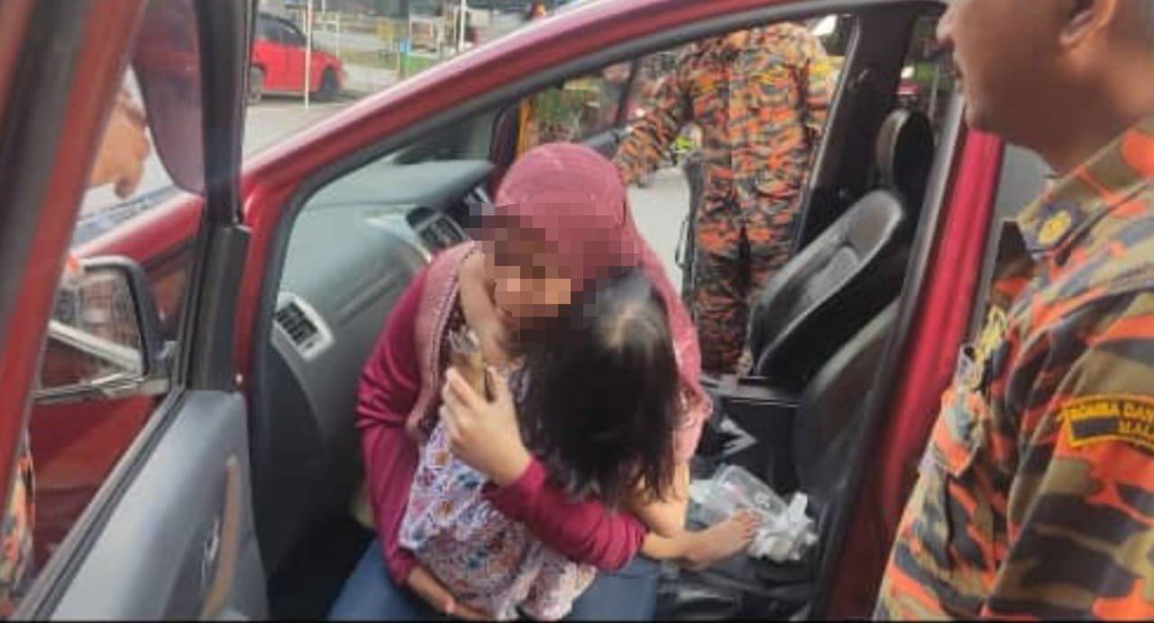 女童的母亲在车门打开后，激动地抱著女儿。