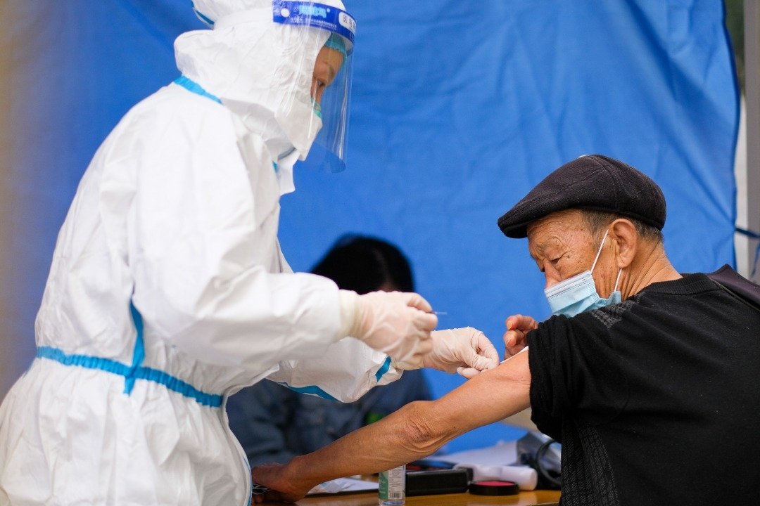 重庆渝北区龙塔街道在周三设置老年人新冠肺炎疫苗临时接种点，方便辖区老年人接种疫苗。（图取自中新社）