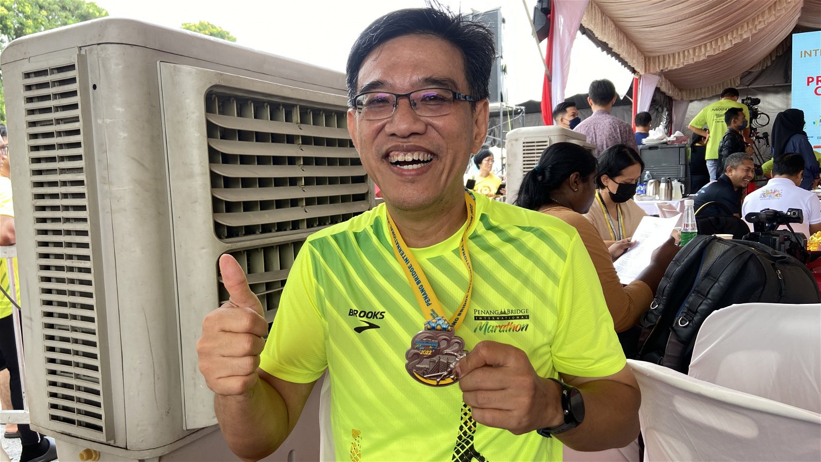 49岁的黄汉伟终于在周日完成人生首个全马。