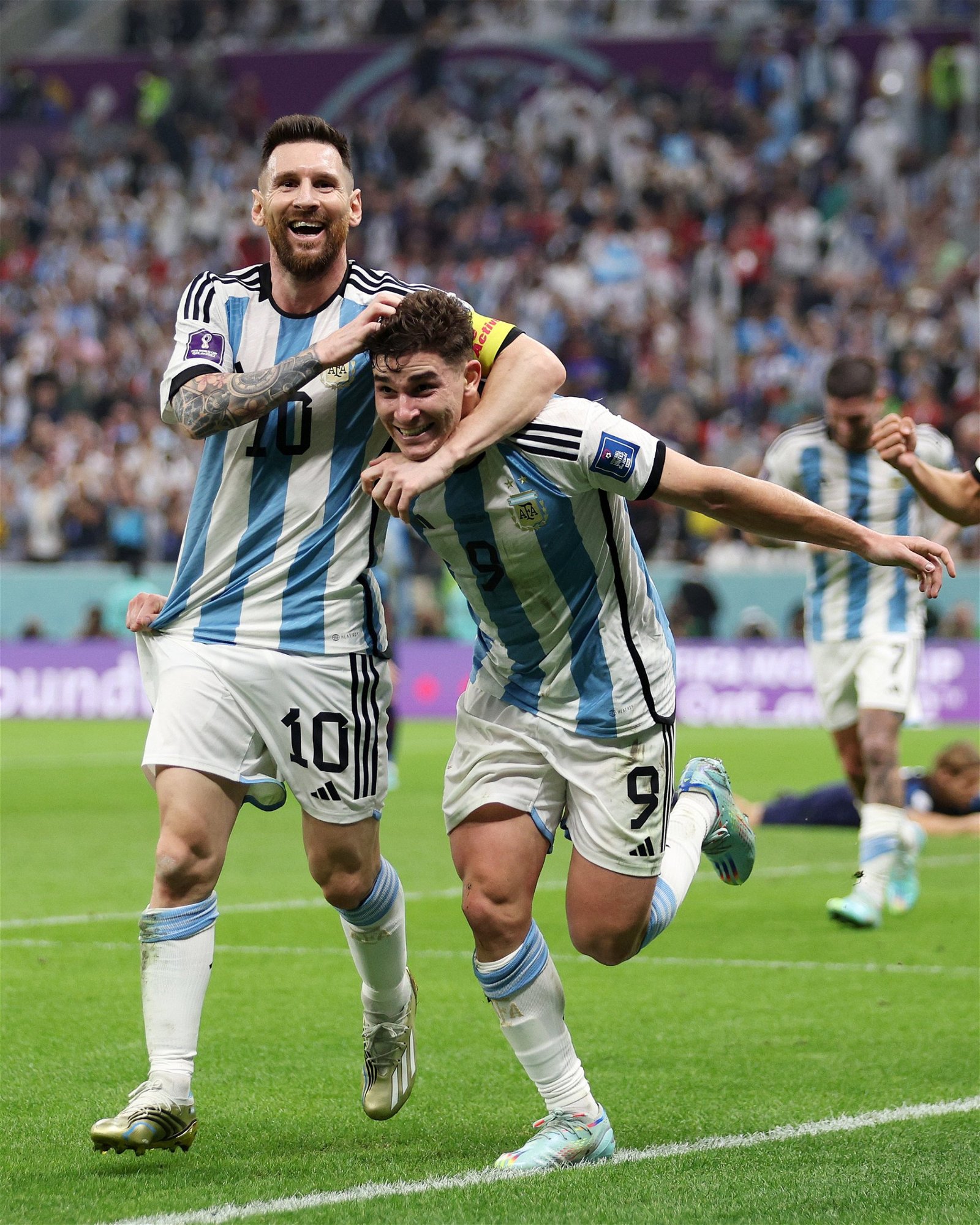 梅西贡献一传一射，小将阿尔瓦雷斯攻进两球，阿根廷最终3比0击败克罗地亚。（图取自推特@FIFAWorldCup）
