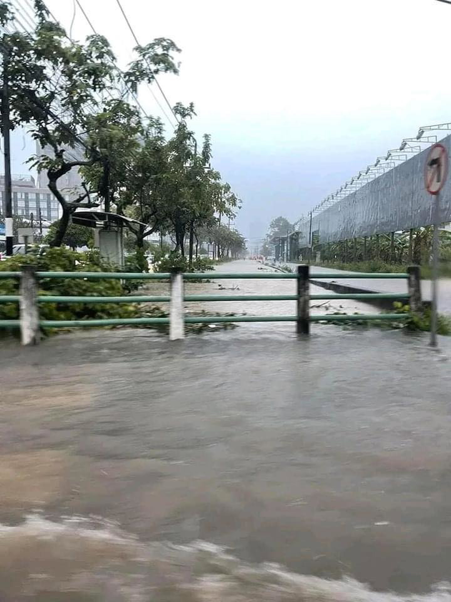 泰南连续下了2天豪雨，许多大水沟已溢满出来。（图取自Penang Kini）