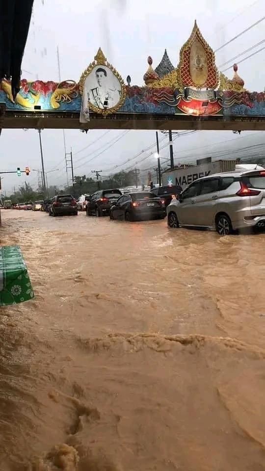 泰南合艾发生水灾，许多旅游景点都出现堵车情况。（图取自Penang Kini）