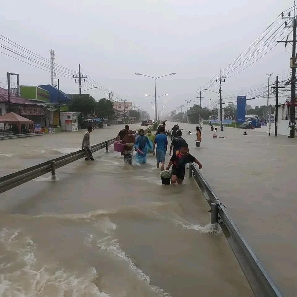许多在灾区的当地民众涉水而过。（图取自Penang Kini）