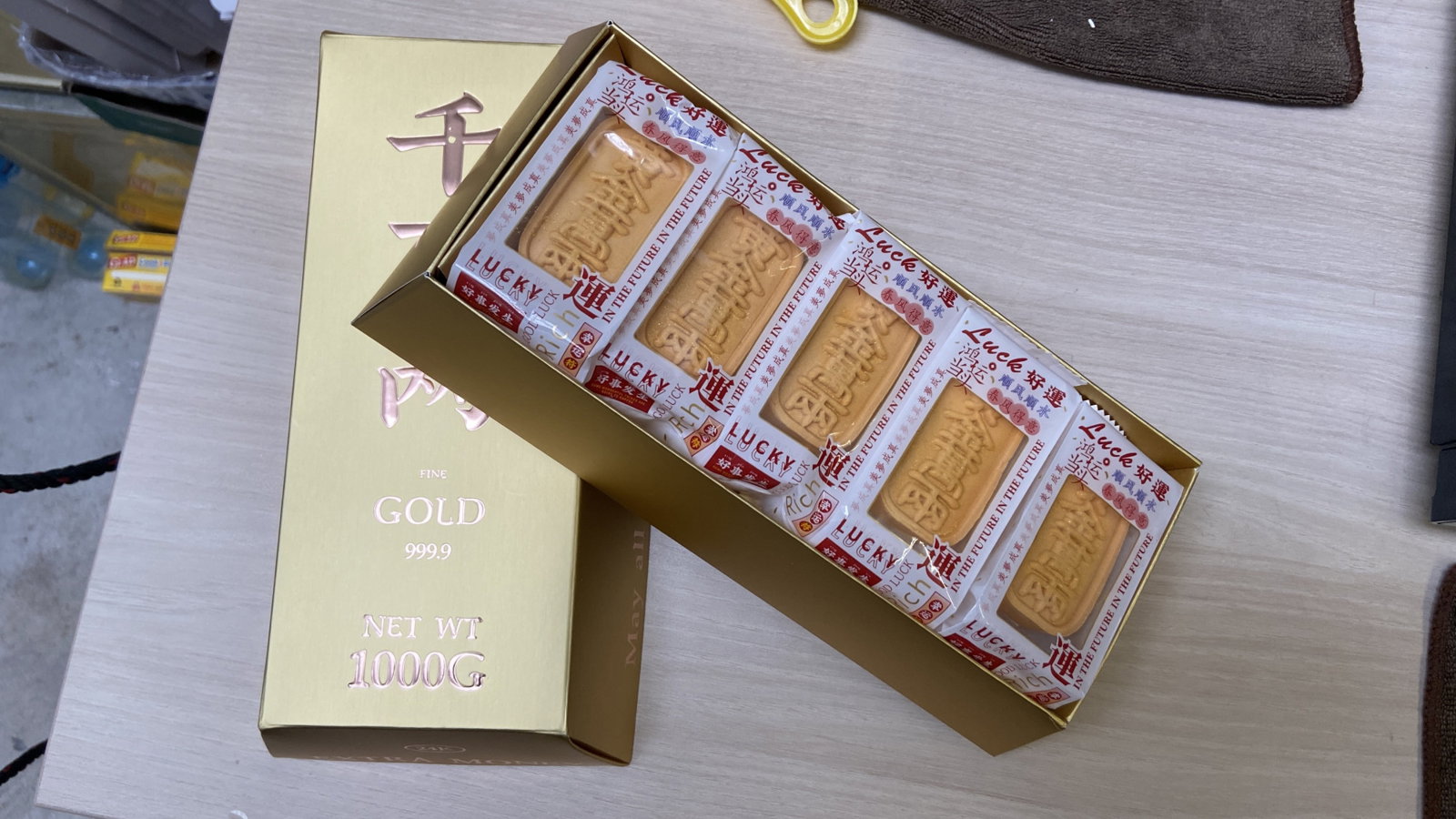 林淑婷推出较“吸睛”及“小包装”的年饼，使用金条盒子包装。