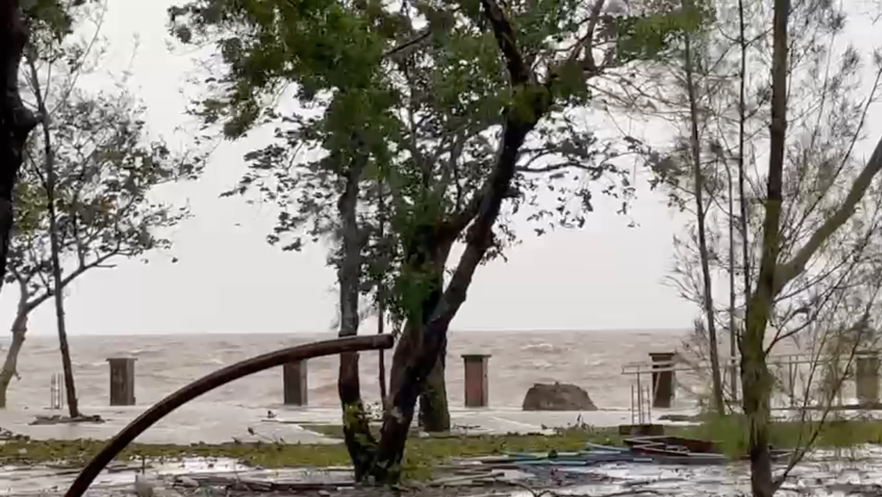 博他仑府一个湖边景点刮起大风浪。（照片由受访者提供）