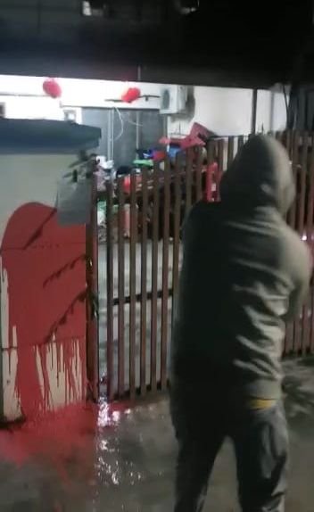 收账员向事主姐姐的住家泼红漆。（图截自视频）