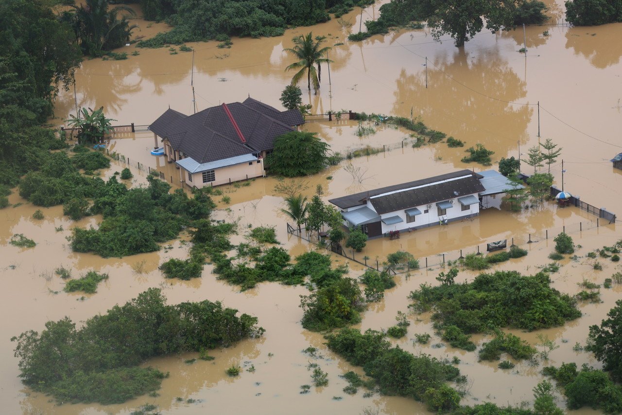 吉兰丹巴西马一些住宅区水灾，居民被迫紧急疏散。