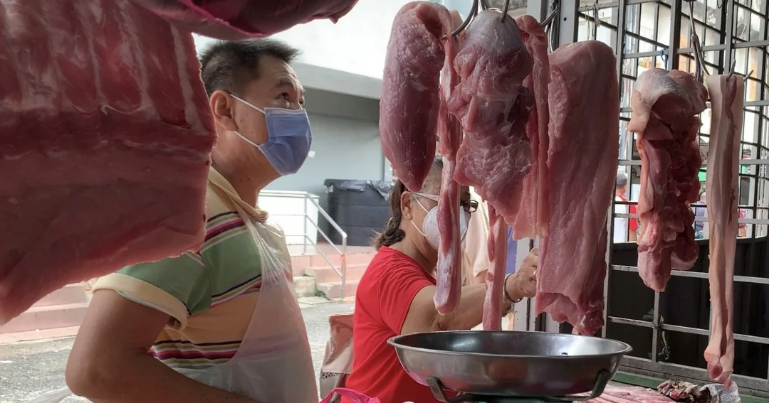 农历新年期间，家家户户庆佳节，猪肉的使用量难免会增加。（档案照）