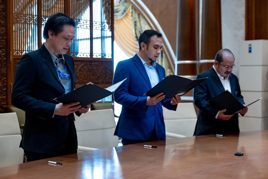 曾敏凯（左起）、法汉和三苏依斯干达，周五早上在首相安华面对宣誓就任首相政治秘书。