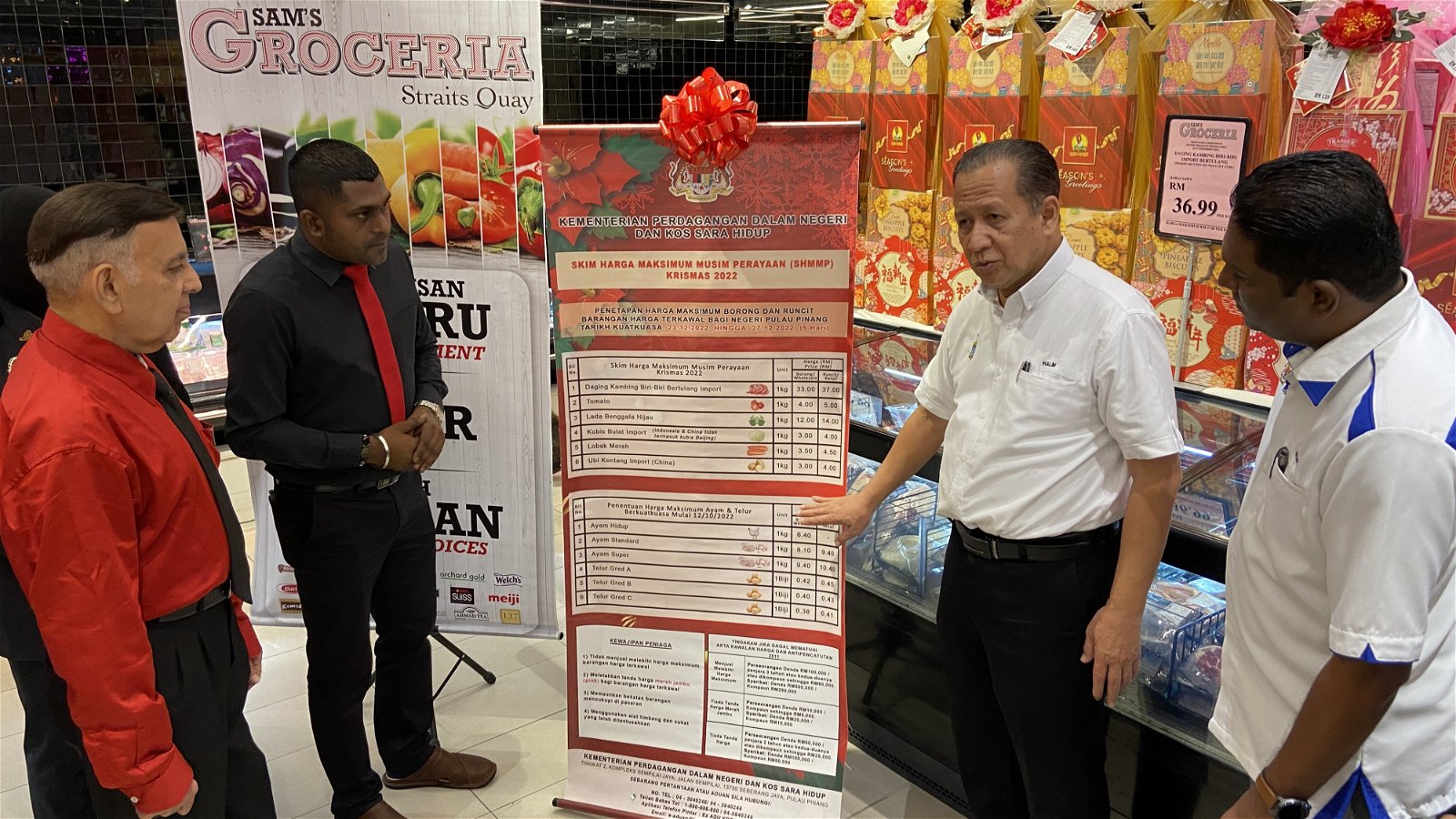 槟州国内贸易与生活成本局周一早上前往Sam Groceria巡视圣诞节统制品。
