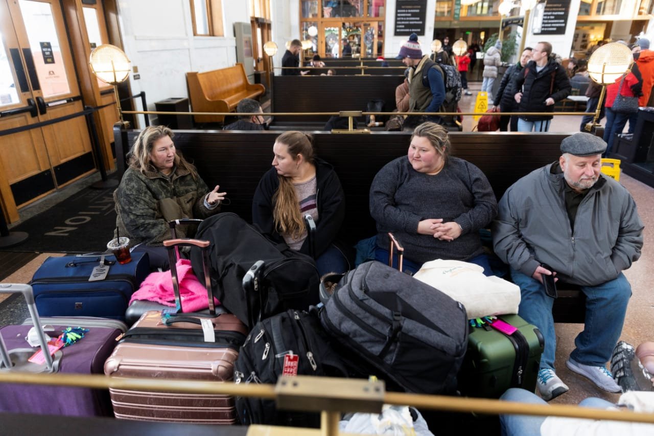 因冬季风暴来袭，许多民众被困机场动弹不得。图为一美国家庭被困于丹佛机场。（路透社）