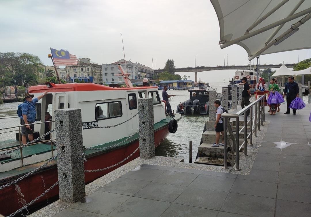 邮轮游客搭乘小船进入马六甲移民、关税及检疫大厦，短暂逗留古城。