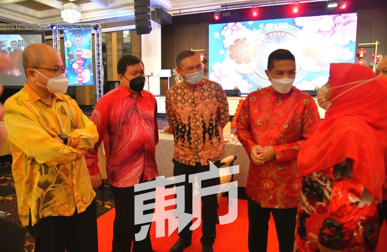 东方日报总编辑陈利良(左起)、许来贤、黄思汉及阿兹敏在宴会上交流。