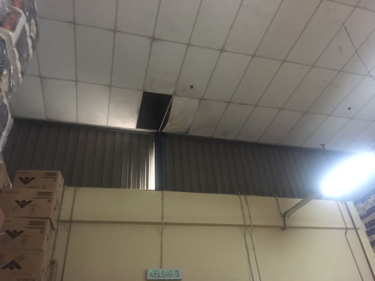 独行匪通过天花板潜入超级巿场造案。
